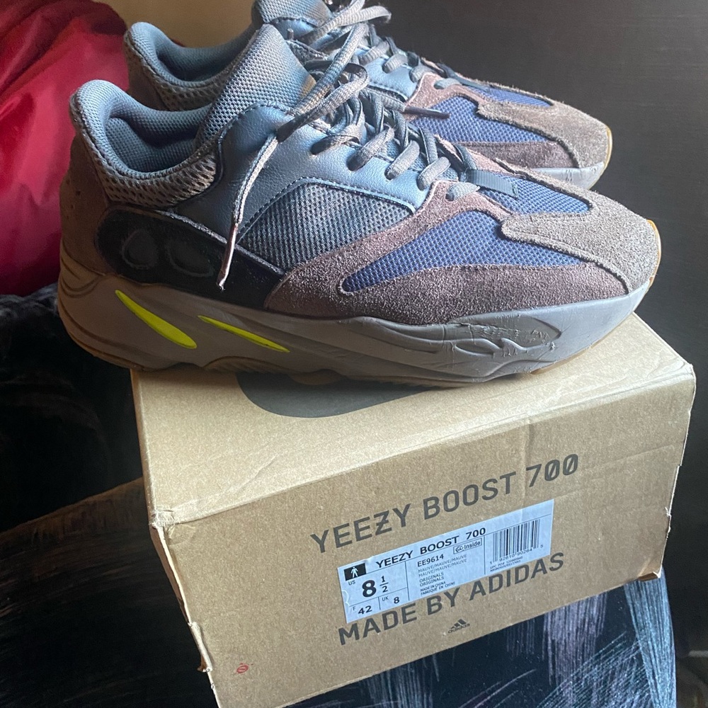 Adidas yeezy 700 mauve Size Us.8.5. Pre-owned but still in a good condition